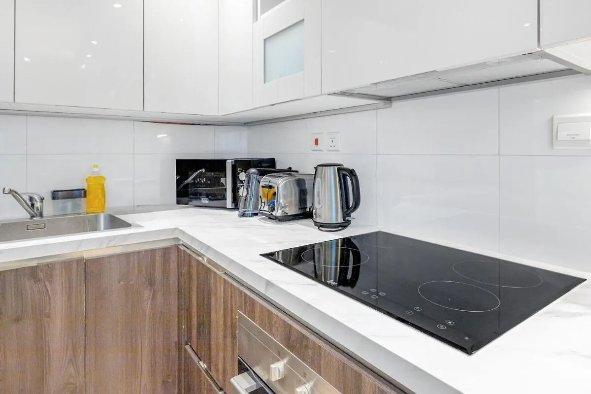 Stunning Apt In Jbr - Near Tram Dubai